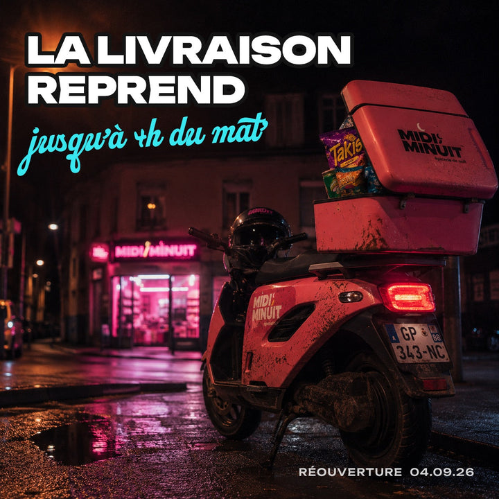 Scooter de livraison MIDI MINUIT chargé de snacks devant la boutique d'Épinal, la nuit sous la pluie