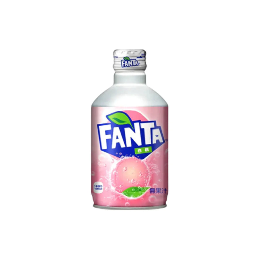 Le Fanta Pêche Blanche Japon 300 ml de MIDI MINUIT présente une étiquette au design fruité indiquant la saveur de pêche, un bouchon blanc et le logo bleu emblématique de Fanta. Le fond blanc présente des graphismes à bulles subtils, soulignant son goût exotique.