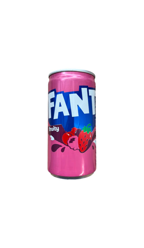 La canette de 185 ml de Fanta Fruity de MIDI MINUIT arbore un design rose vif avec des fraises et des framboises, incarnant son essence rafraîchissante. Le mot « fruité » orne de manière ludique le devant, vous invitant à savourer ses saveurs tropicales.