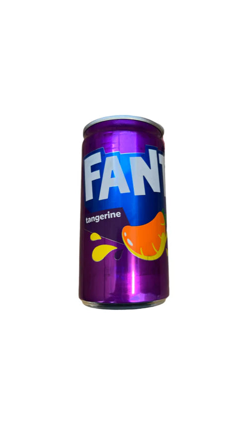 Une canette éclatante de Fanta Mandarine de MIDI MINUIT (185 ml) arbore un lettrage blanc audacieux et une illustration de mandarine avec un graphisme éclaboussé sur un fond violet, mettant en valeur sa saveur fruitée. La boisson gazeuse est présentée sur un fond blanc.