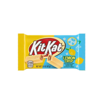 Une barre chocolatée Kit Kat Citron de MIDI MINUIT est emballée dans un emballage jaune et bleu arborant des images de citron éclatantes et le texte « Lemon Crisp ». Le logo emblématique de Kit Kat met en valeur ses gaufrettes croustillantes alléchantes de 220 calories, présentant des couches de gaufrettes alléchantes.