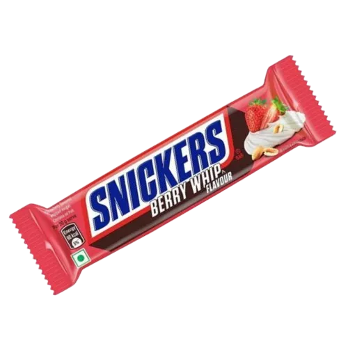 Le Snickers Berry Whip de MIDI MINUIT est présenté dans un emballage avec du chocolat au lait, de la crème fouettée blanche, des fraises et des cacahuètes. On peut y lire de manière alléchante : « Berry Whip Flavour ».
