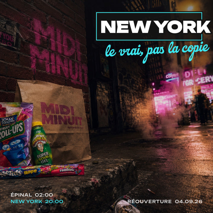 Bonbons américains Jolly Rancher Fruit Roll-Ups, Warheads Super Sour Gel et Nerds Rope devant un deli new-yorkais la nuit