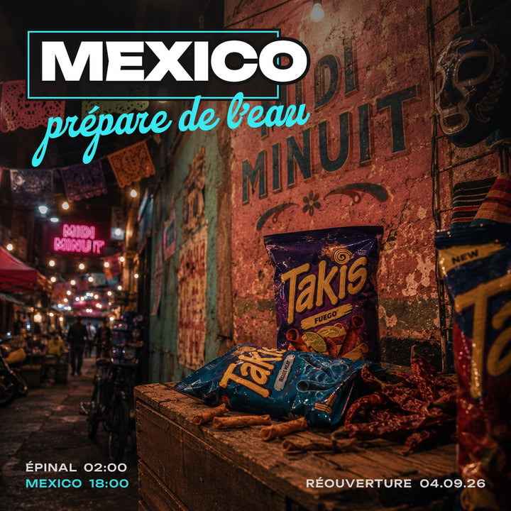 Paquets de Takis Fuego et Takis Blue Heat sur une caisse en bois dans un marché mexicain le soir