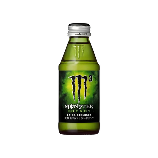 Une bouteille compacte en verre vert de Monster Energy Extra Fort M3 Japon (50 ml) de MIDI MINUIT arbore le logo et le texte emblématiques en anglais et en japonais. Elle est dotée dun bouchon à vis argenté, offrant un design dynamique pour un regain dénergie.