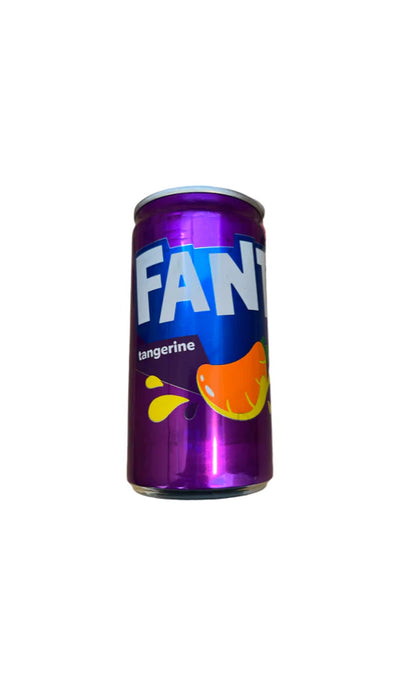 Une canette éclatante de Fanta Mandarine de MIDI MINUIT (185 ml) arbore un lettrage blanc audacieux et une illustration de mandarine avec un graphisme éclaboussé sur un fond violet, mettant en valeur sa saveur fruitée. La boisson gazeuse est présentée sur un fond blanc.