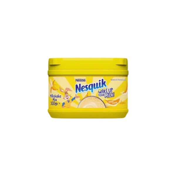 Un contenant jaune de poudre de milkshake Nesquik Saveur Banane de MIDI MINUIT, enrichi en vitamines et minéraux. Létiquette comporte un personnage de dessin animé, une illustration de banane, le texte « Nesquik Wake Up Your Milk ! » et le poids est de 300 g. Idéal pour une délicieuse variante à votre boisson chocolatée !.