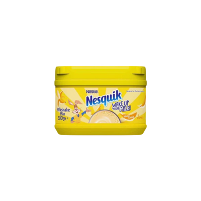 Un contenant jaune de poudre de milkshake Nesquik Saveur Banane de MIDI MINUIT, enrichi en vitamines et minéraux. Létiquette comporte un personnage de dessin animé, une illustration de banane, le texte « Nesquik Wake Up Your Milk ! » et le poids est de 300 g. Idéal pour une délicieuse variante à votre boisson chocolatée !.