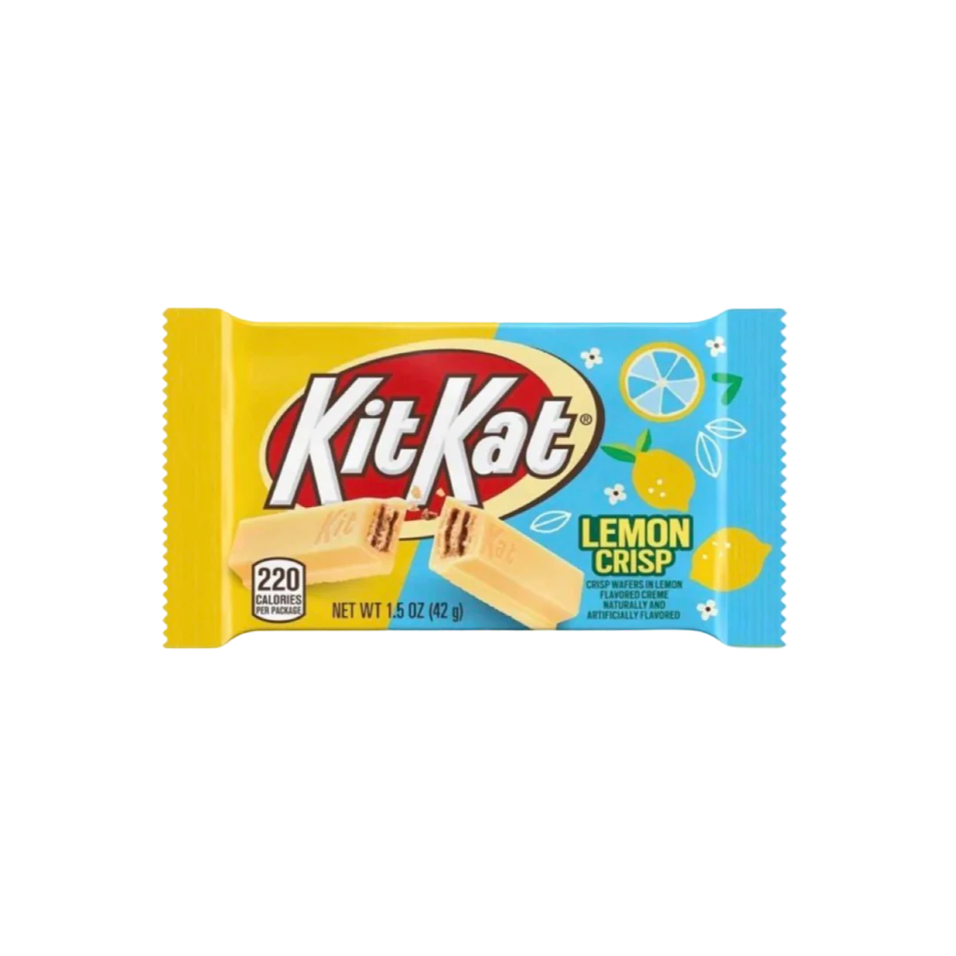 Une barre chocolatée Kit Kat Citron de MIDI MINUIT est emballée dans un emballage jaune et bleu arborant des images de citron éclatantes et le texte « Lemon Crisp ». Le logo emblématique de Kit Kat met en valeur ses gaufrettes croustillantes alléchantes de 220 calories, présentant des couches de gaufrettes alléchantes.