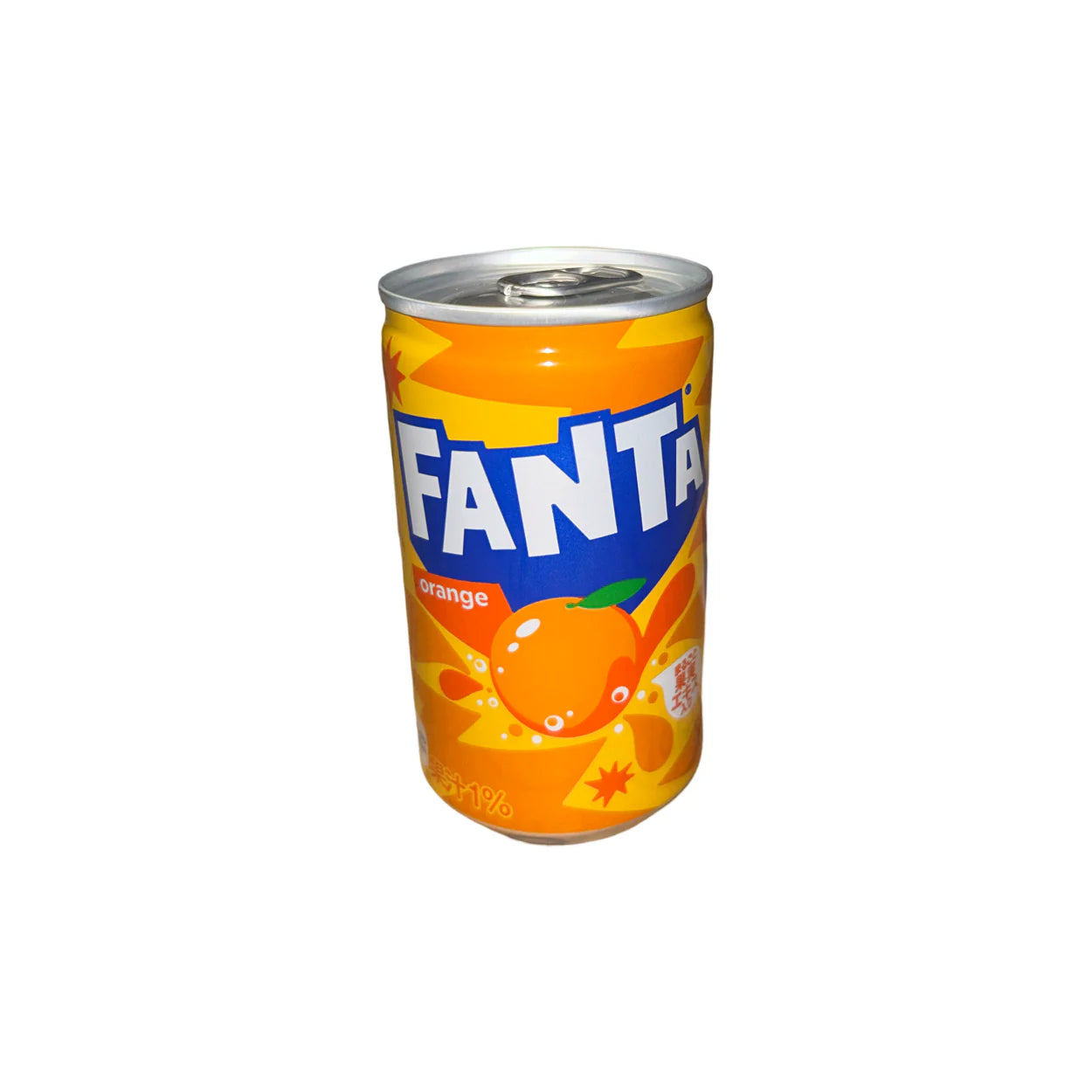 Une canette de 160 ml de Fanta Orange Japon de MIDI MINUIT présente un motif orange vif, un logo bleu et une orange avec des éclaboussures pour souligner sa saveur fruitée. La canette de soda scellée est posée sur un fond blanc uni.