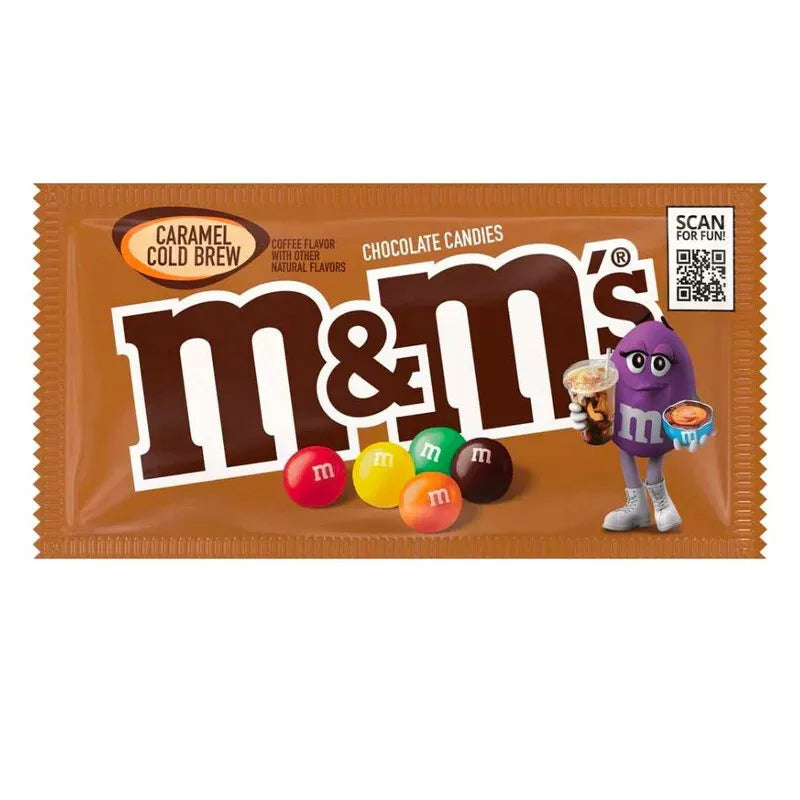 Lemballage marron dun M&Ms comporte les inscriptions « M&Ms Caramel Cold Brew » et « Chocolate Candies », avec des bonbons colorés en bas et un personnage violet dégustant une boisson fraîche à droite. Le produit pèse 46,2 g et est fabriqué par MIDI MINUIT.