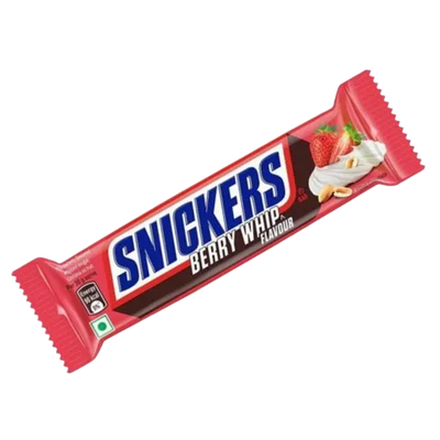 Le Snickers Berry Whip de MIDI MINUIT est présenté dans un emballage avec du chocolat au lait, de la crème fouettée blanche, des fraises et des cacahuètes. On peut y lire de manière alléchante : « Berry Whip Flavour ».